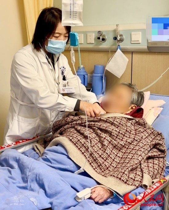 廖澤燕為張婆婆聽診。人民網(wǎng)記者 金慧慧攝