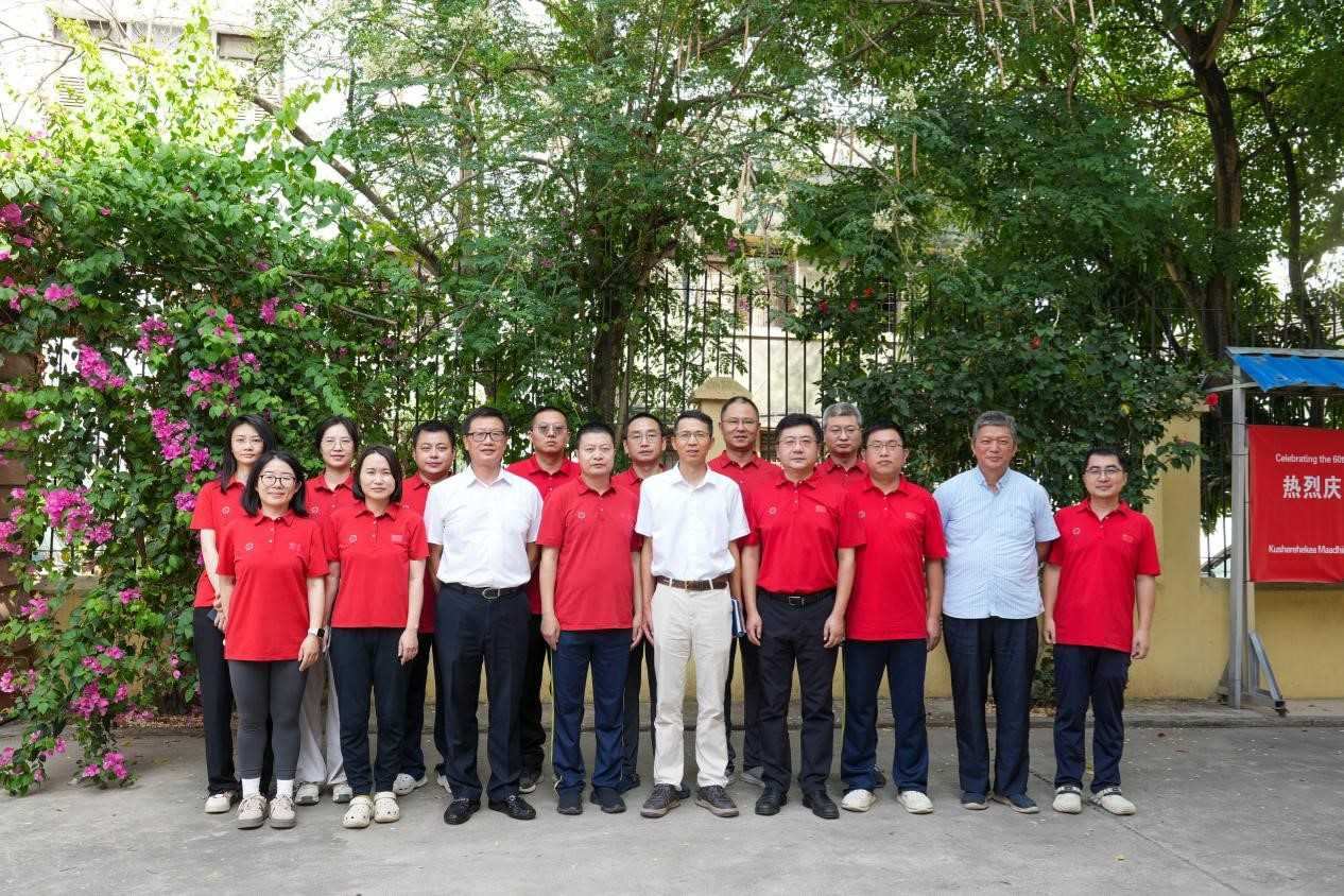 李強華與醫(yī)療隊合影。中國援桑醫(yī)療隊供圖