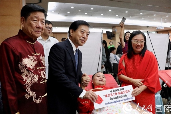 韓志強大使與獻血者代表合影。朱瀟逸攝
