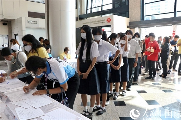 獻血者排隊填寫報名表。朱瀟逸攝