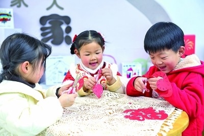 圖為孩子們在老師指導(dǎo)下制作蛇年主題剪紙。 新華社記者 徐昱攝