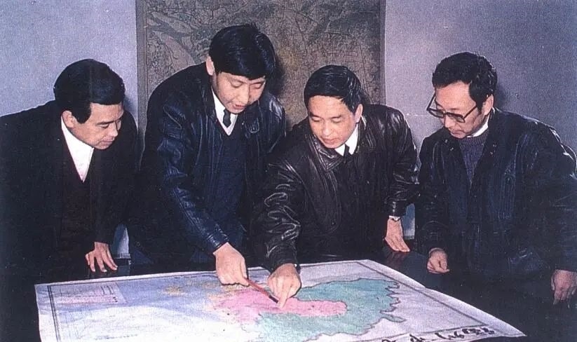 1991年12月，習(xí)近平與同事討論福州市戰(zhàn)略規(guī)劃設(shè)想。（圖源：《習(xí)近平在福州》）