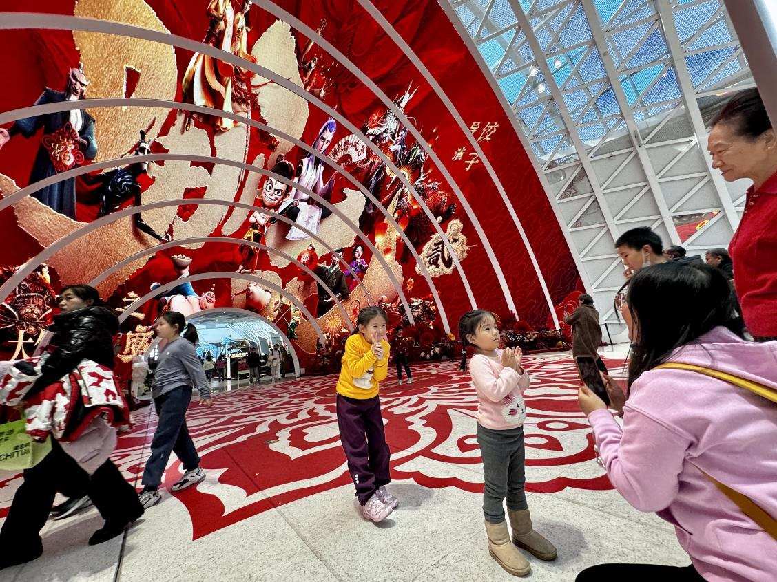 乙巳蛇年春節(jié)期間，影迷在《哪吒之魔童鬧?！肪薹笄芭恼沾蚩?。