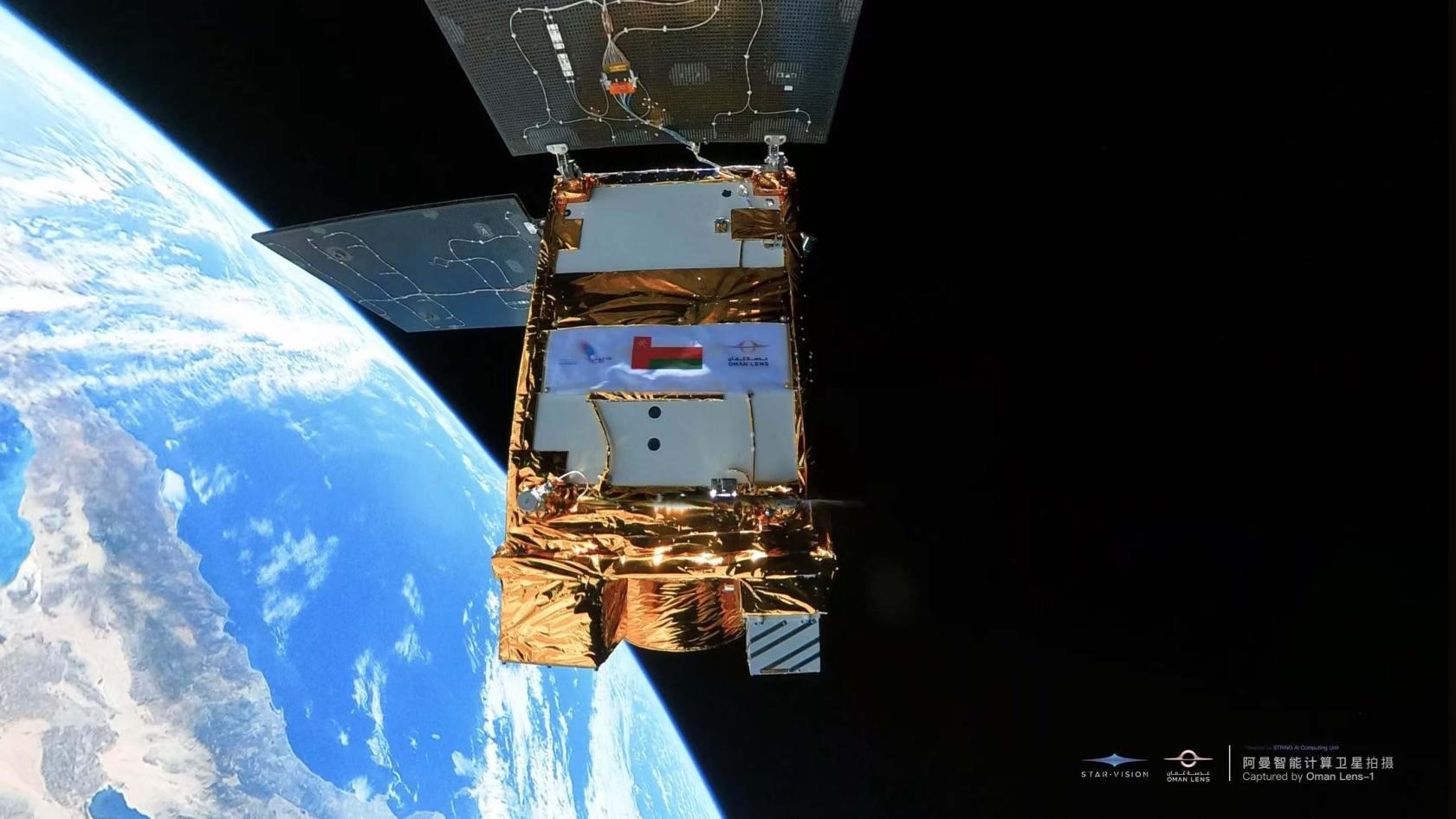 阿曼智能遙感衛(wèi)星一號近日在太空中自拍。阿曼蘭斯航天公司供圖