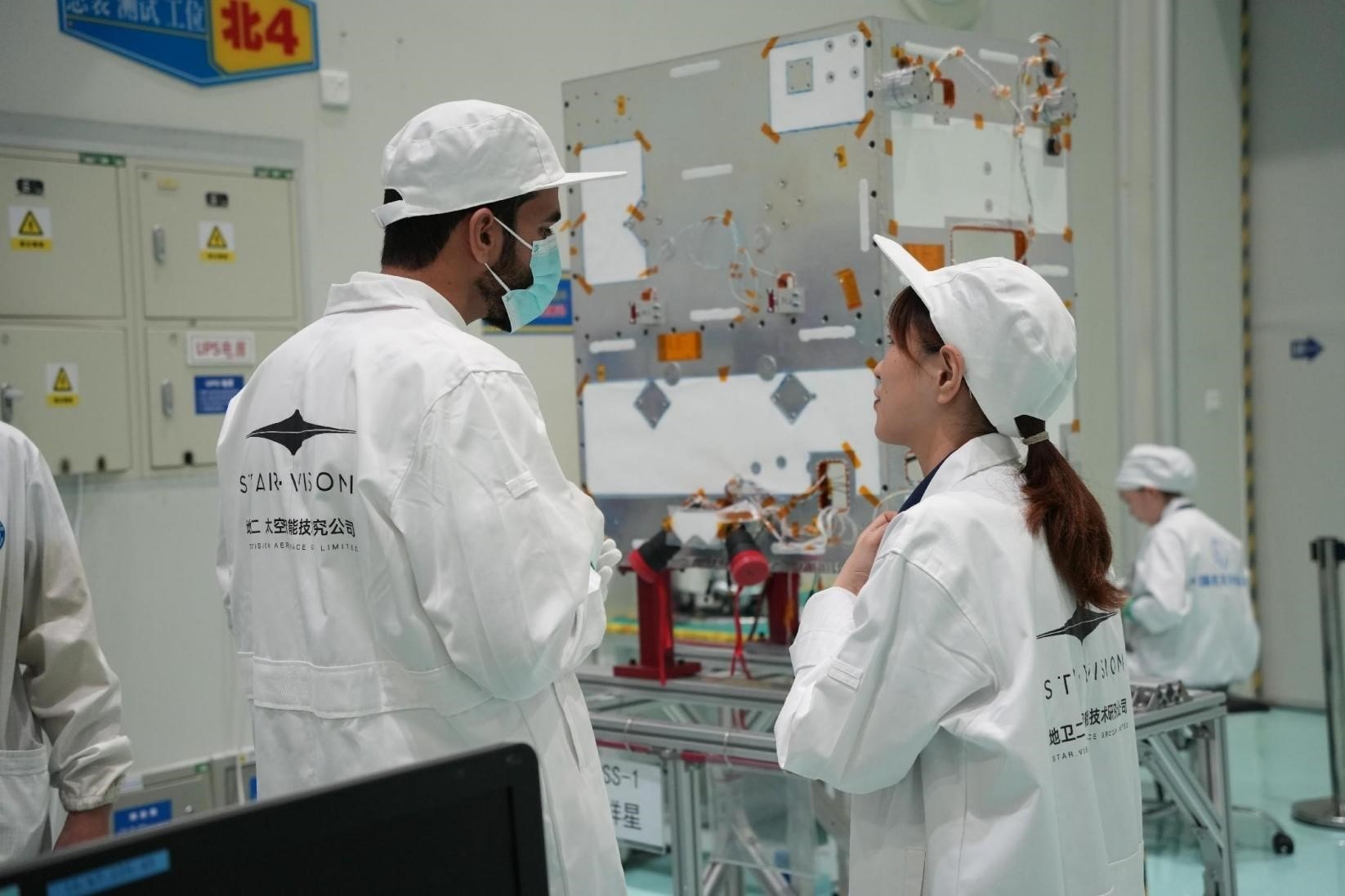 阿曼技術(shù)人員在中國接受培訓(xùn)。阿曼蘭斯航天公司供圖