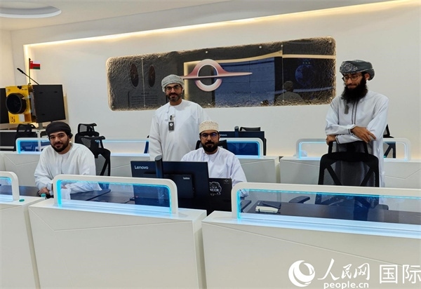 阿曼蘭斯航天公司員工在工作中。人民網(wǎng) 海瑟姆·穆扎恩攝