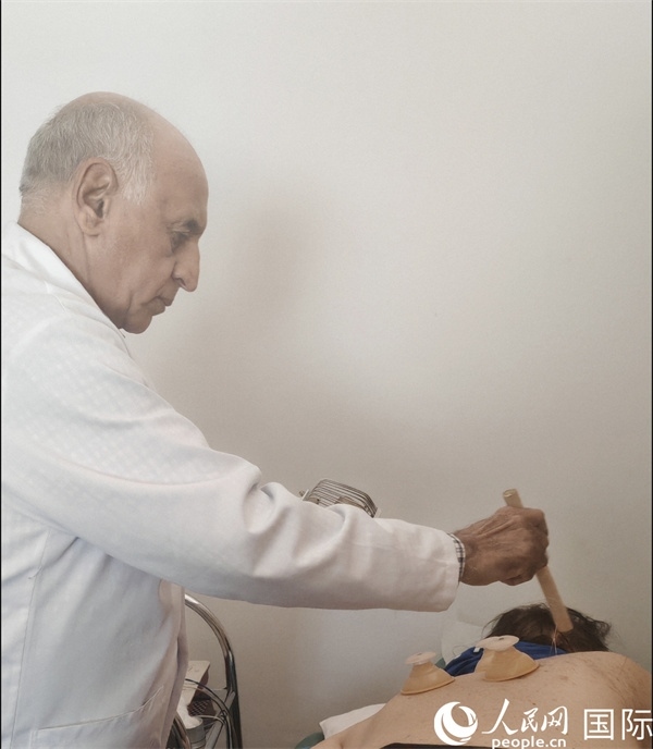 哈利勒正在治療病人。人民網(wǎng)記者 黃培昭攝