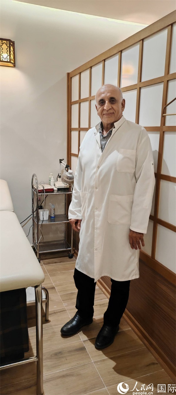 哈利勒在中醫(yī)診所。人民網(wǎng)記者 黃培昭攝