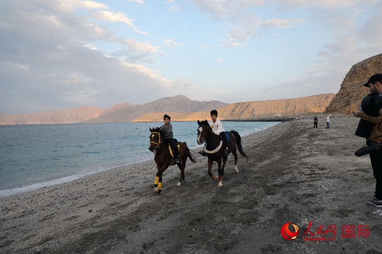 圖為游客在穆桑代姆一處海灘公園休閑玩耍。人民網(wǎng)記者 沈小曉攝