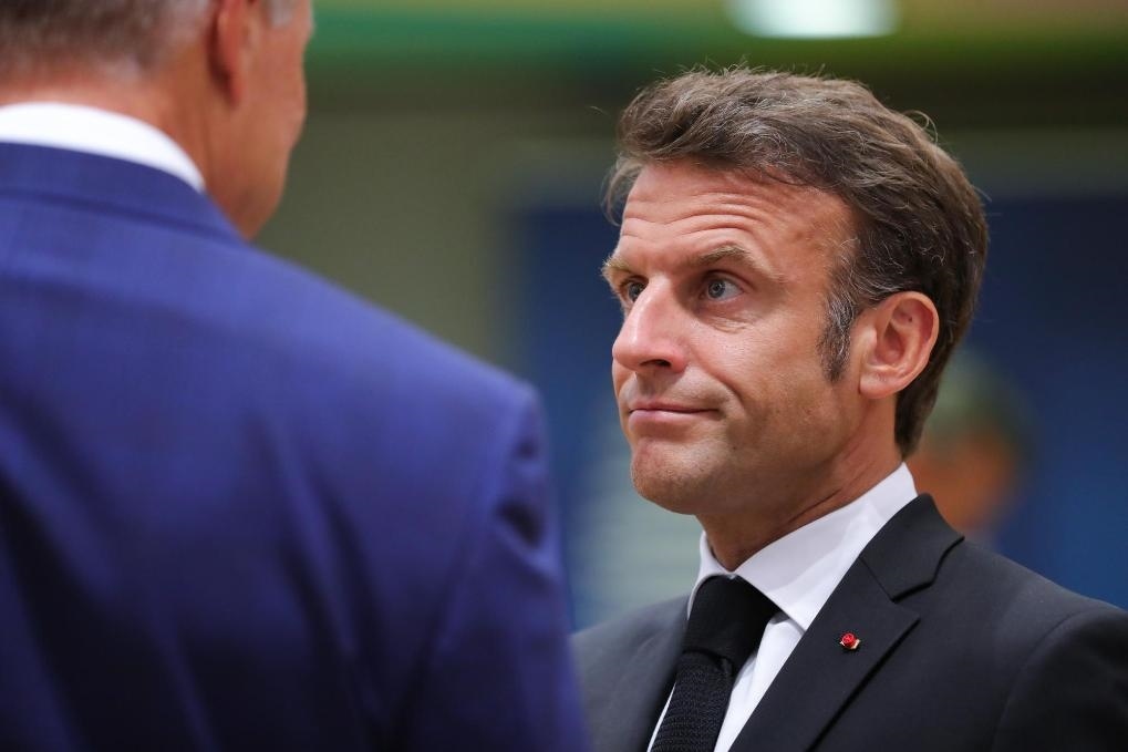 2023年6月29日，在比利時(shí)布魯塞爾，法國(guó)總統(tǒng)馬克龍（右）準(zhǔn)備出席歐盟峰會(huì)。新華社記者鄭煥松攝
