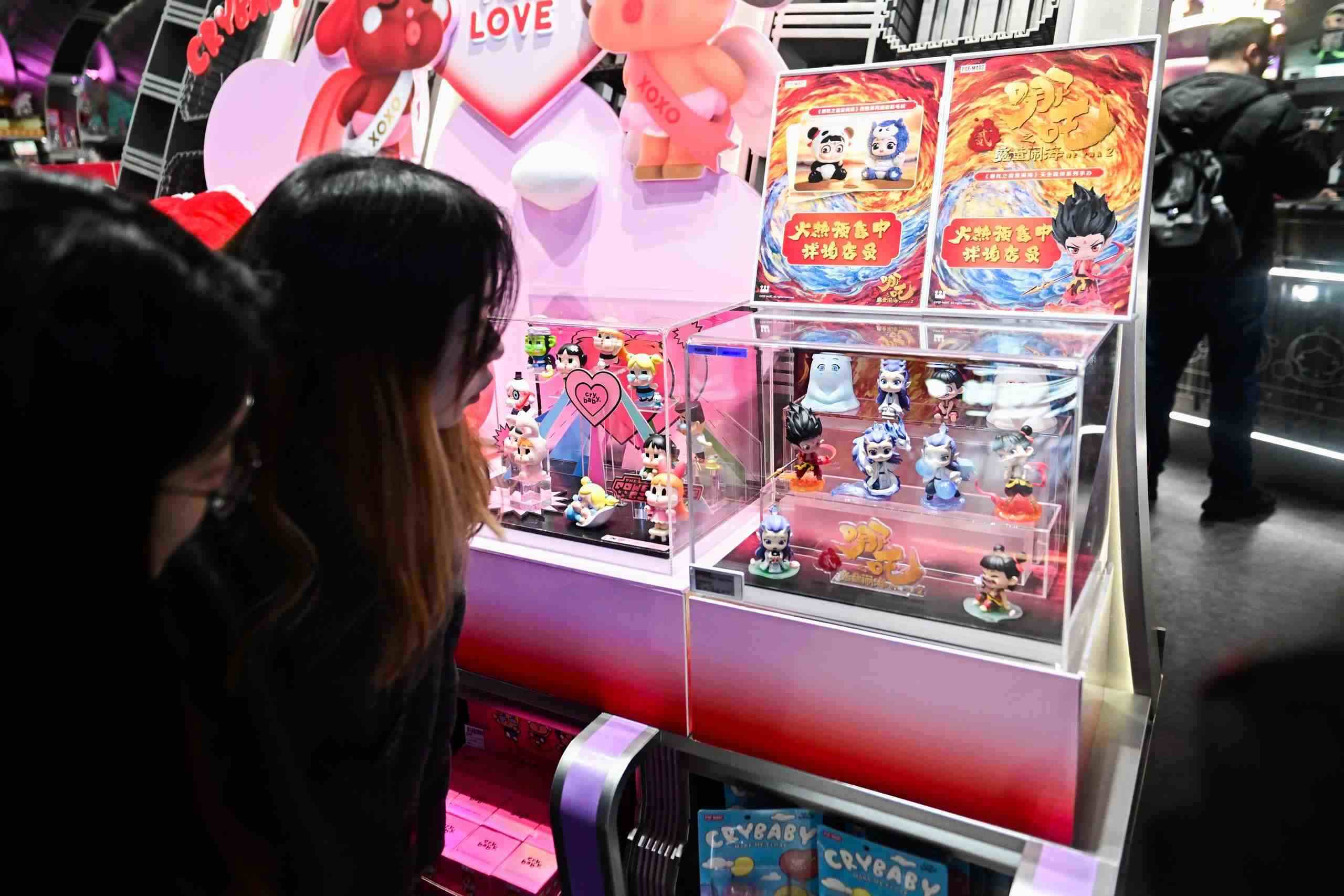 △2025年2月22日，上海，市民在圍觀《哪吒之魔童鬧海》相關(guān)手辦盲盒。