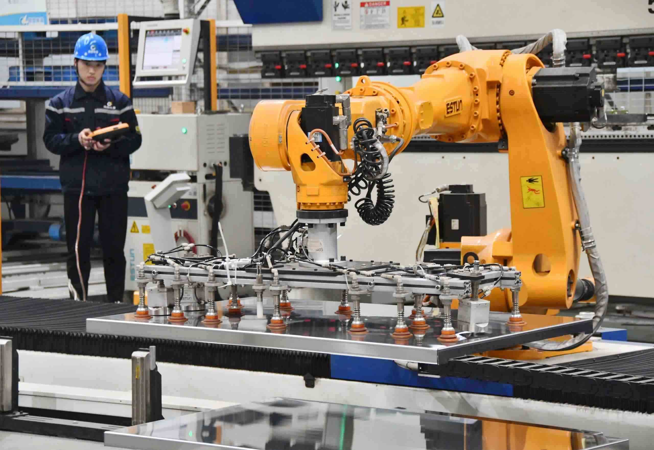 △2025年2月21日，河北邯鄲永年區(qū)工業(yè)園區(qū)的一家企業(yè)，工人正在操控工業(yè)機器人作業(yè)。