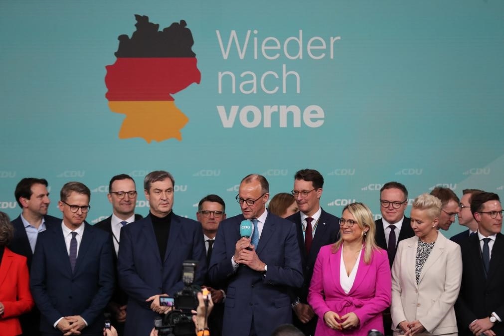 2月23日，在德國(guó)柏林的基督教民主聯(lián)盟總部，聯(lián)盟黨總理候選人默茨（中）在出口民調(diào)顯示領(lǐng)先后接受祝賀。新華社記者杜哲宇攝