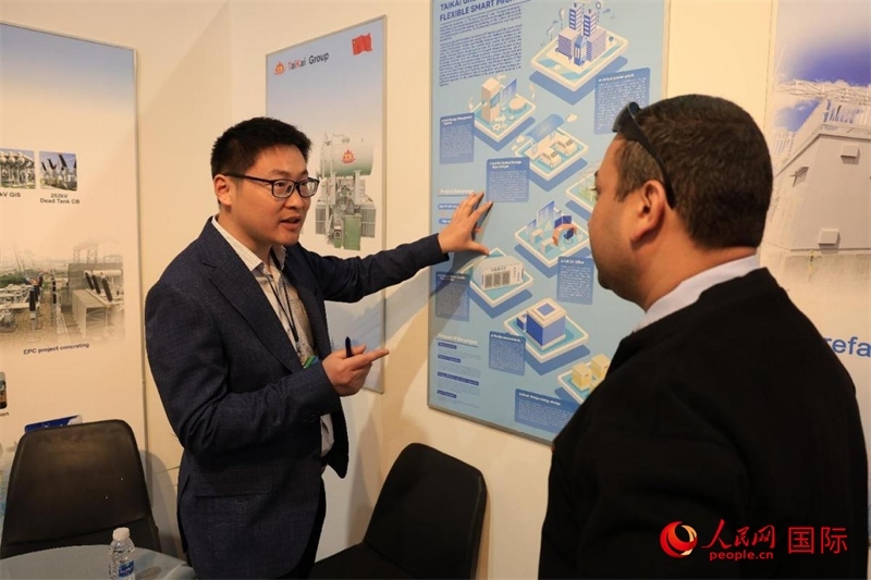 一名中國展商向嘉賓介紹產(chǎn)品。人民網(wǎng)伊納斯·易卜拉欣攝