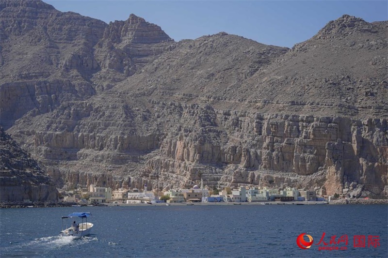 遠(yuǎn)眺庫(kù)姆扎爾村。人民網(wǎng) 塔里克·易卜拉欣攝