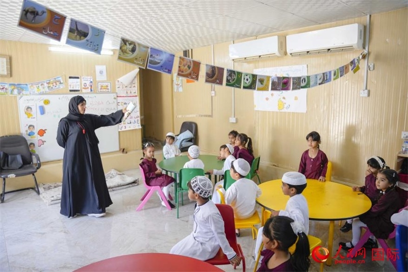 在庫(kù)姆扎爾的學(xué)校，老師正在給孩子們上課。人民網(wǎng) 塔里克·易卜拉欣攝