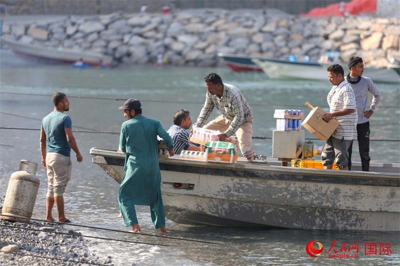 當(dāng)?shù)厝藗冊(cè)谶\(yùn)送生活物資。人民網(wǎng) 塔里克·易卜拉欣攝