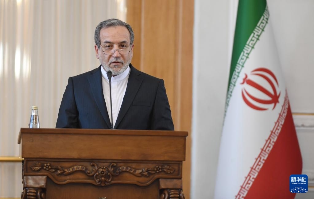2月25日，在伊朗德黑蘭，伊朗外交部長(zhǎng)阿拉格齊出席聯(lián)合新聞發(fā)布會(huì)。新華社記者 沙達(dá)提 攝