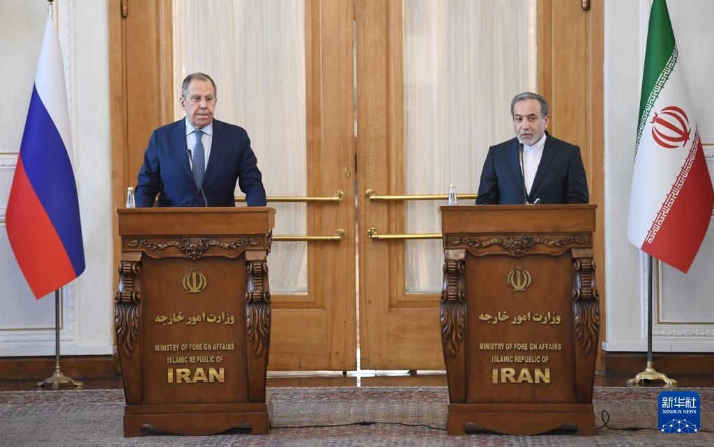 2月25日，在伊朗德黑蘭，伊朗外交部長(zhǎng)阿拉格齊（右）與俄羅斯外長(zhǎng)拉夫羅夫出席聯(lián)合新聞發(fā)布會(huì)。新華社記者 沙達(dá)提 攝