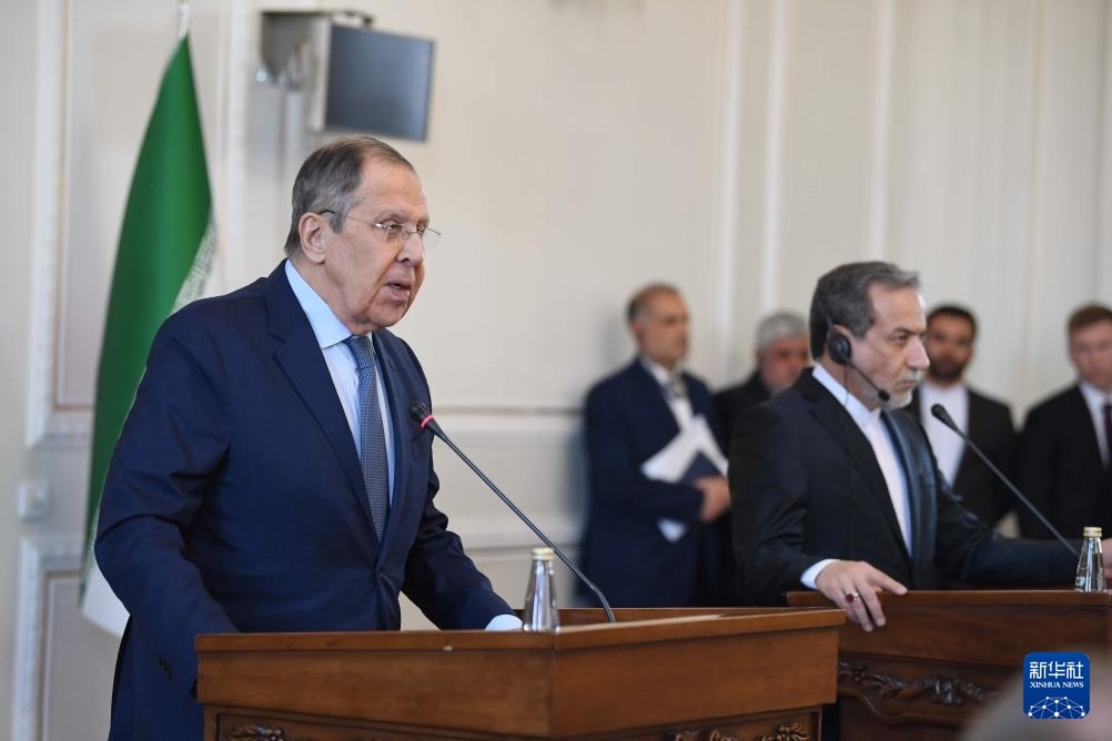 2月25日，在伊朗德黑蘭，俄羅斯外長(zhǎng)拉夫羅夫（左）與伊朗外交部長(zhǎng)阿拉格齊出席聯(lián)合新聞發(fā)布會(huì)。新華社記者 沙達(dá)提 攝