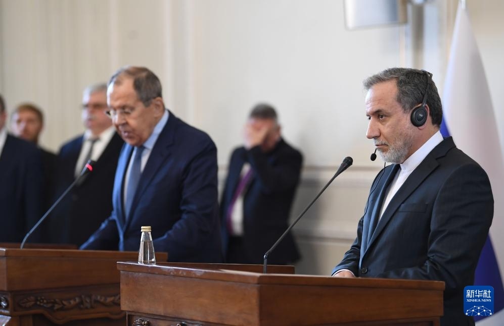 2月25日，在伊朗德黑蘭，伊朗外交部長(zhǎng)阿拉格齊（右）與俄羅斯外長(zhǎng)拉夫羅夫出席聯(lián)合新聞發(fā)布會(huì)。新華社記者 沙達(dá)提 攝