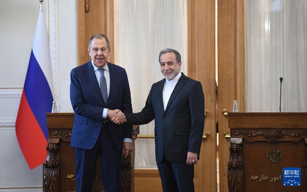 2月25日，在伊朗德黑蘭，伊朗外交部長(zhǎng)阿拉格齊（右）與俄羅斯外長(zhǎng)拉夫羅夫出席聯(lián)合新聞發(fā)布會(huì)。新華社記者 沙達(dá)提 攝
