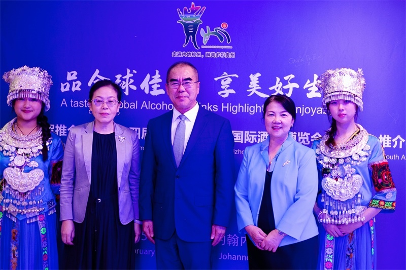 潘慶江總領(lǐng)事與王洪波秘書長(zhǎng)合影。（南非貴州商會(huì)供圖）