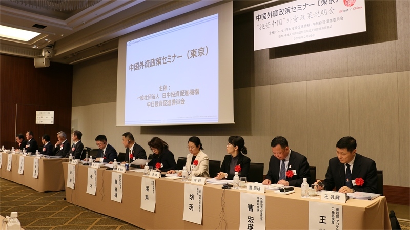 商務(wù)部和工業(yè)和信息化部相關(guān)司局負(fù)責(zé)人進(jìn)行政策說明以及答疑解惑。人民網(wǎng) 許可攝