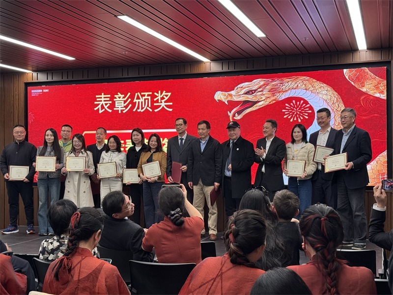 年會(huì)表彰優(yōu)秀中資企業(yè)。主辦方提供