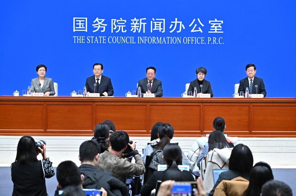 2月28日，國(guó)務(wù)院新聞辦公室在北京舉行國(guó)務(wù)院政策例行吹風(fēng)會(huì)，民政部副部長(zhǎng)唐承沛、財(cái)政部副部長(zhǎng)郭婷婷、自然資源部副部長(zhǎng)許大純、住房城鄉(xiāng)建設(shè)部副部長(zhǎng)姜萬(wàn)榮和國(guó)務(wù)院新聞辦公室新聞發(fā)言人介紹2024年國(guó)務(wù)院部門(mén)辦理全國(guó)人大代表建議和全國(guó)政協(xié)提案工作有關(guān)情況，并答記者問(wèn)。新華社記者 李鑫 攝