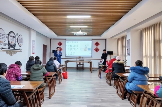 實踐支隊隊員在涇河村進(jìn)行反詐宣講。學(xué)校供圖