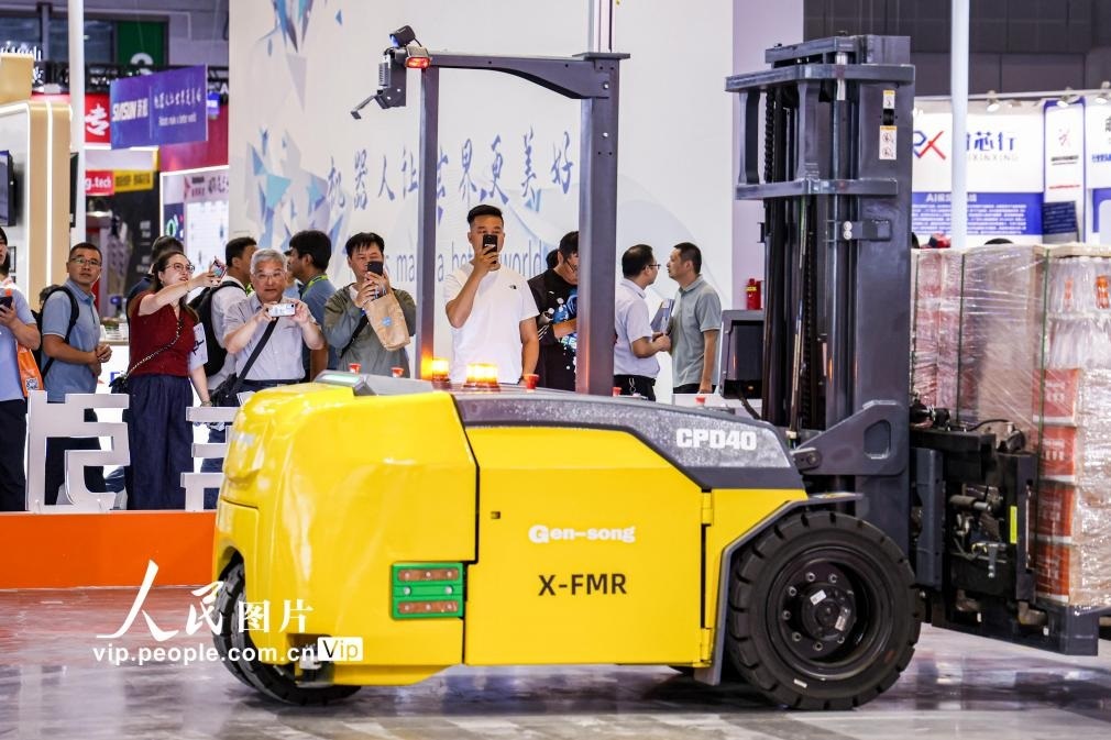 第24屆中國工博會(huì)現(xiàn)場(chǎng)，觀眾觀看叉取機(jī)器人作業(yè)演示。王初攝（人民圖片網(wǎng)）