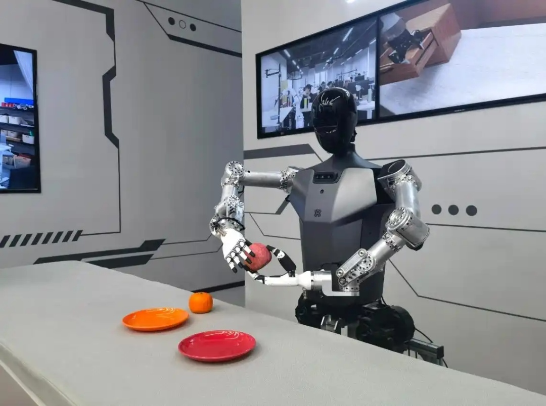△2025年2月24日，北京“機(jī)器人大世界”展出的機(jī)器人正在完成日常家務(wù)。