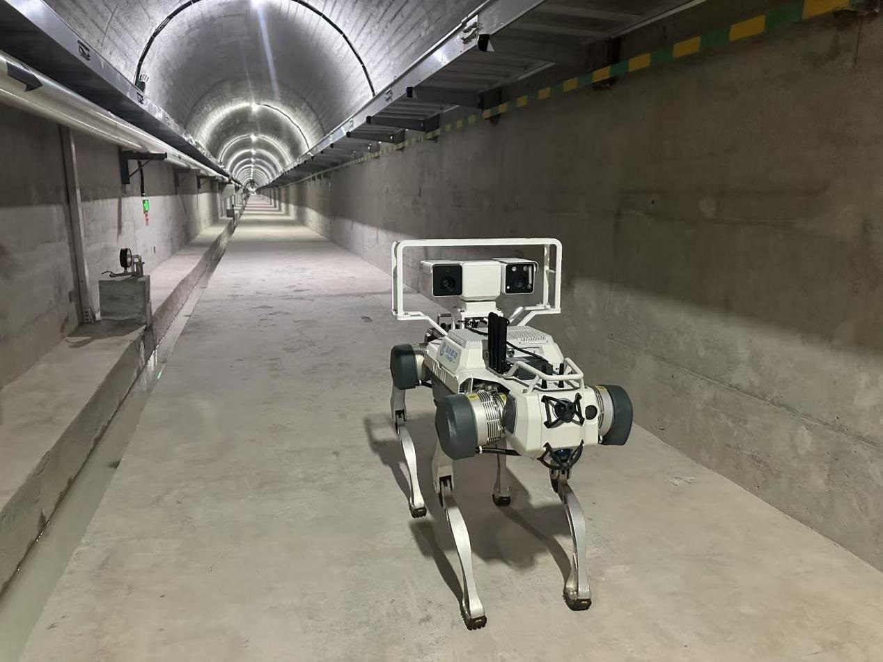 機(jī)器人正在對(duì)大壩廊道進(jìn)行巡檢，重點(diǎn)監(jiān)測(cè)裂縫，滲水點(diǎn)，積水等。水利部供圖