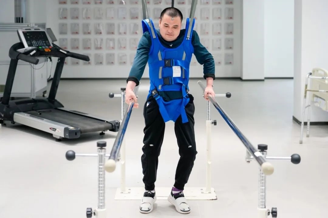 在術(shù)后第14天，患者依靠自身運(yùn)動(dòng)意圖行走。復(fù)旦大學(xué)供圖