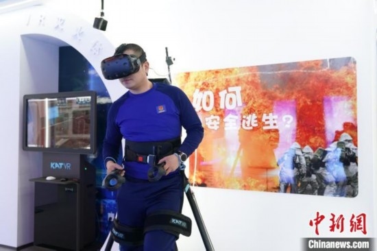 圖為消防員利用VR展示火災(zāi)如何逃生。中新社記者 趙宇航 攝
