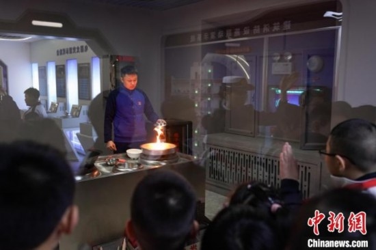 圖為學(xué)生們參觀道里區(qū)消防救援大隊(duì)消防科普體驗(yàn)館內(nèi)火場(chǎng)真實(shí)體驗(yàn)演示區(qū)。中新社記者 趙宇航 攝