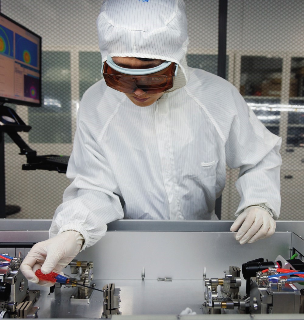 科研人員在廣東東莞阿秒科學(xué)中心實驗室調(diào)試高性能激光器（2025年1月10日攝）。金立旺攝/本刊