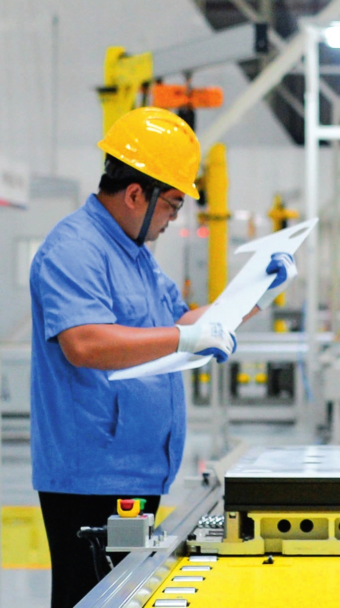 工人在位于廣東珠海的緯景儲能珠?！俺珿工廠”工作（2024年5月19日攝）。李任滋攝/本刊