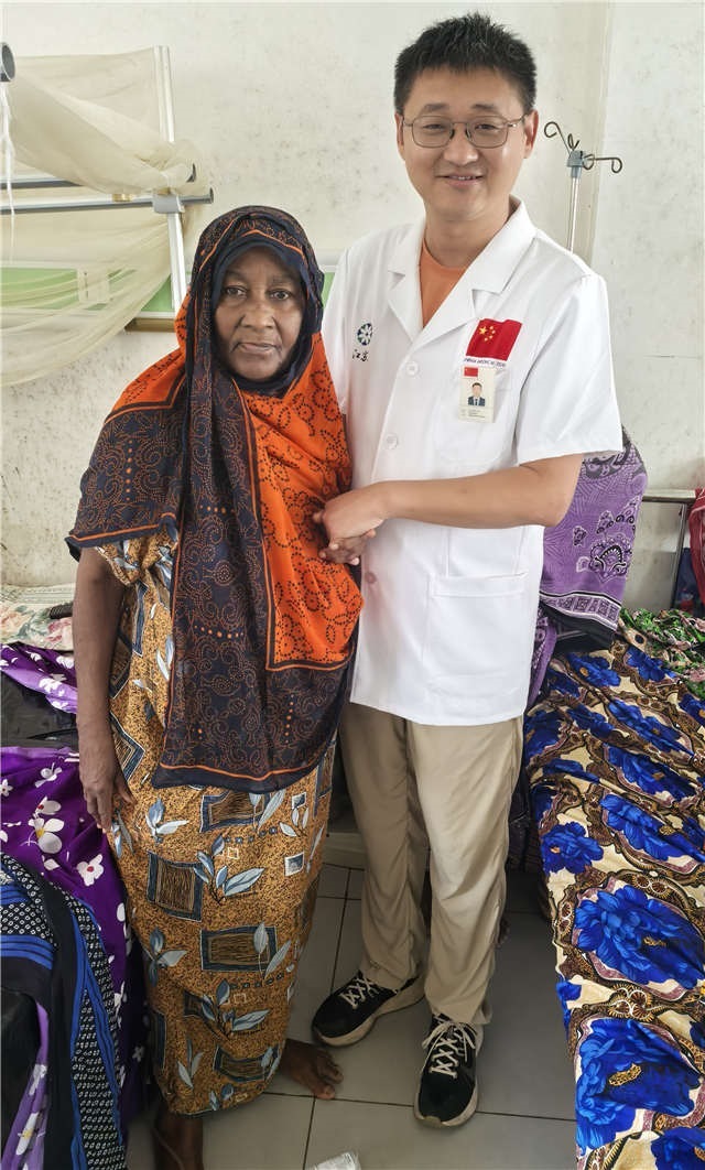 術(shù)后第二天患者即能站立。中國(guó)援桑醫(yī)療隊(duì)供圖