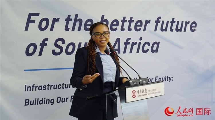 馬塞莫拉女士詳細介紹了南非政府在基礎設施建設方面的最新規(guī)劃和社會公益項目。人民網 劉暢攝