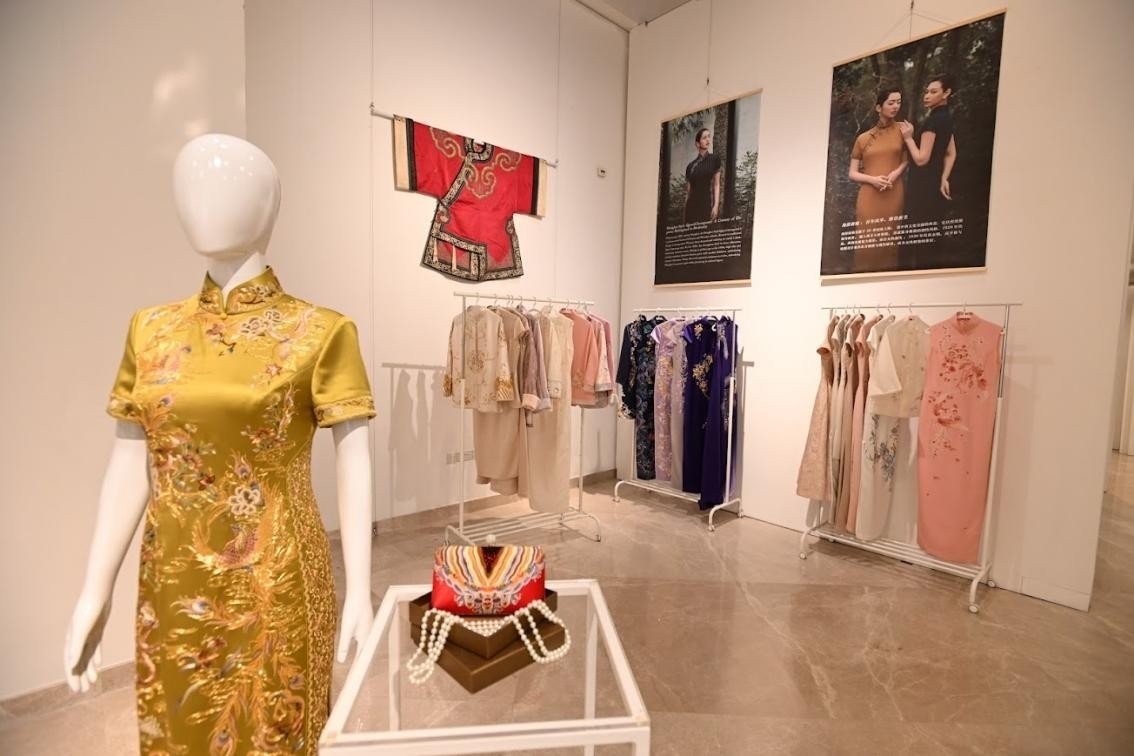 展覽現(xiàn)場展出各種款式的精美旗袍。新加坡中國文化中心供圖