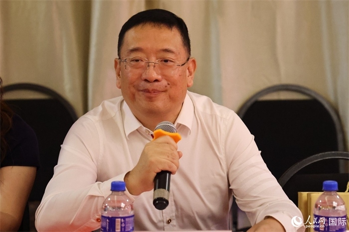 巴西文協(xié)主席上官建峰在座談會上致辭。人民網(wǎng)記者 陳海琪攝