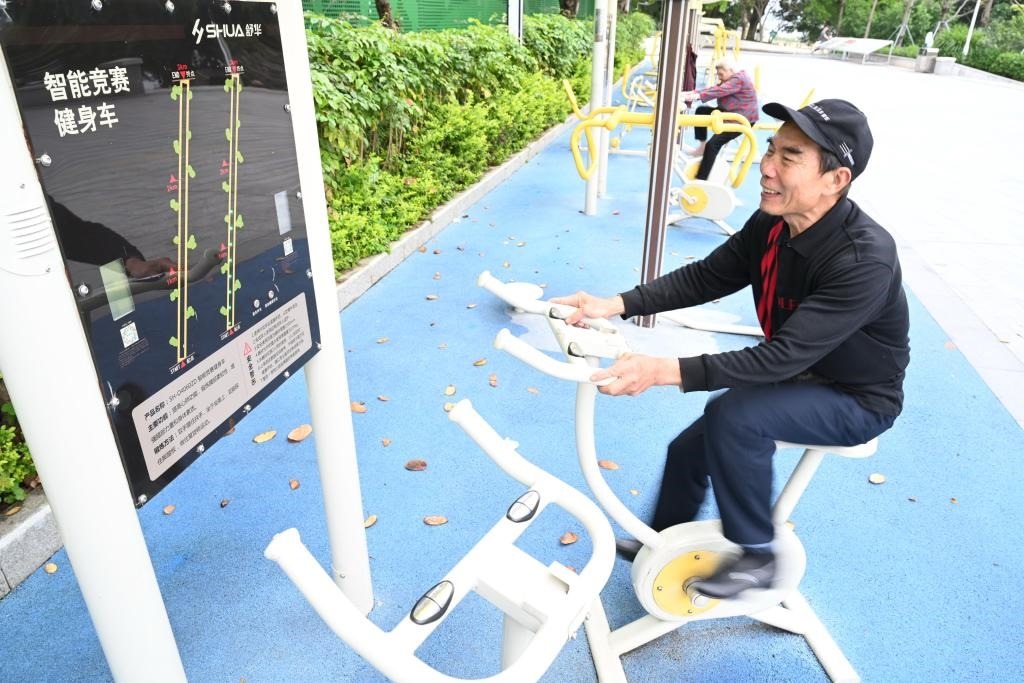 2023年4月24日，市民在福州市鼓樓區(qū)西河智慧體育公園使用智能競賽健身車。新華社記者 林善傳 攝