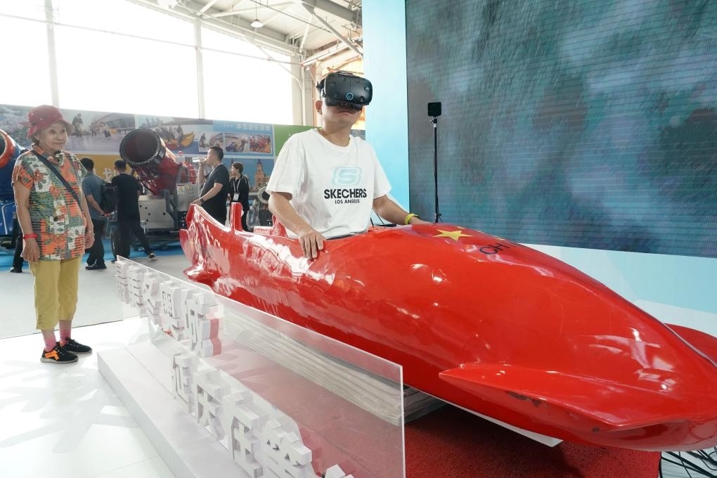 2023年9月15日，觀眾在2023國際冬季運動（北京）博覽會現(xiàn)場通過VR設(shè)備體驗雪車。新華社記者 任超 攝