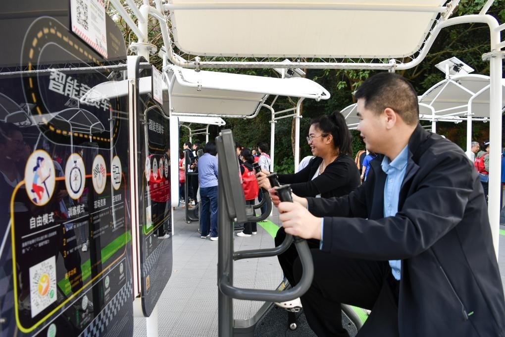 2024年1月20日，市民在蓮花山公園西區(qū)室外智能健身房參加競賽活動。當(dāng)日，深圳市室外智能健身競賽活動舉行。新華社記者 梁旭 攝