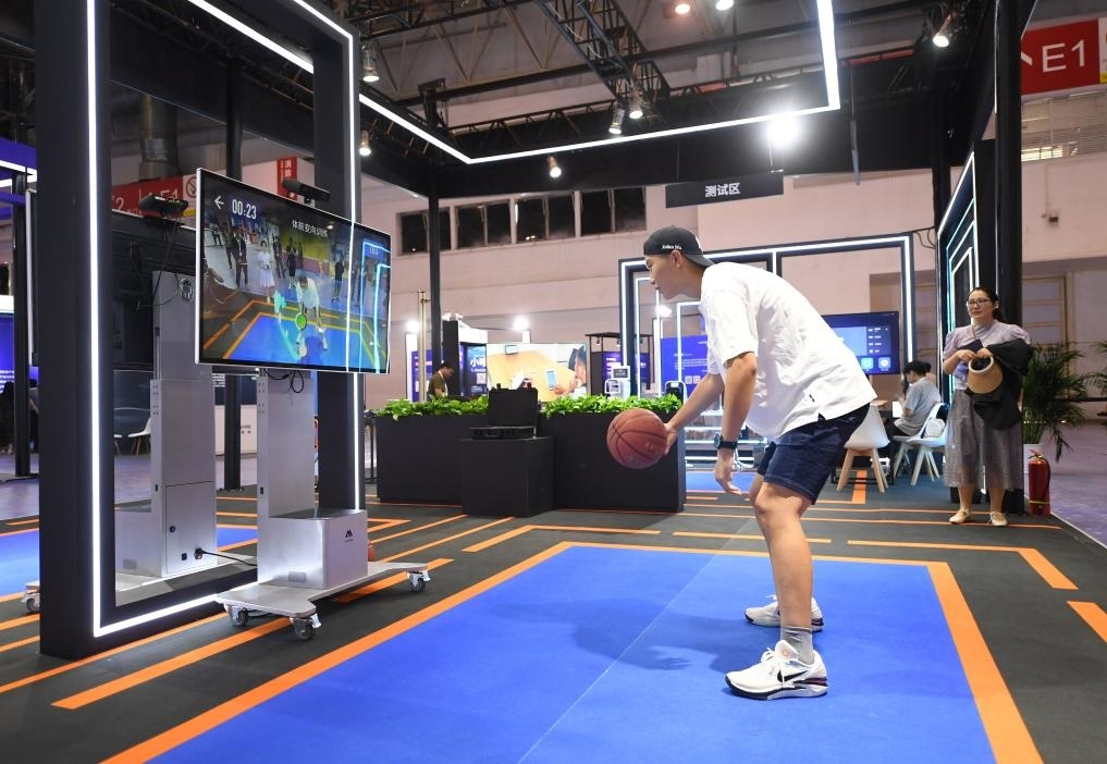 2023年8月25日，在HICOOL2023全球創(chuàng)業(yè)者峰會展覽展示區(qū)，觀眾體驗AI智慧體育運動系統(tǒng)。當(dāng)日，HICOOL2023全球創(chuàng)業(yè)者峰會在位于北京市順義區(qū)的中國國際展覽中心（新館）開幕。新華社記者 任超 攝