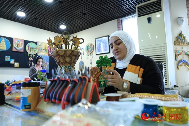 設(shè)計師娜達(dá)在制作巴比倫時期飾品。人民網(wǎng)伊納斯·易卜拉欣攝