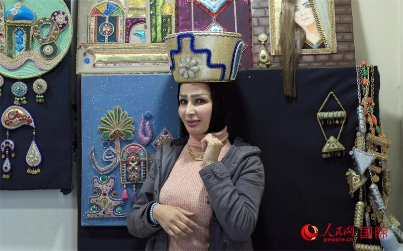 設(shè)計師展示亞述國王同款王冠。人民網(wǎng)伊納斯·易卜拉欣攝