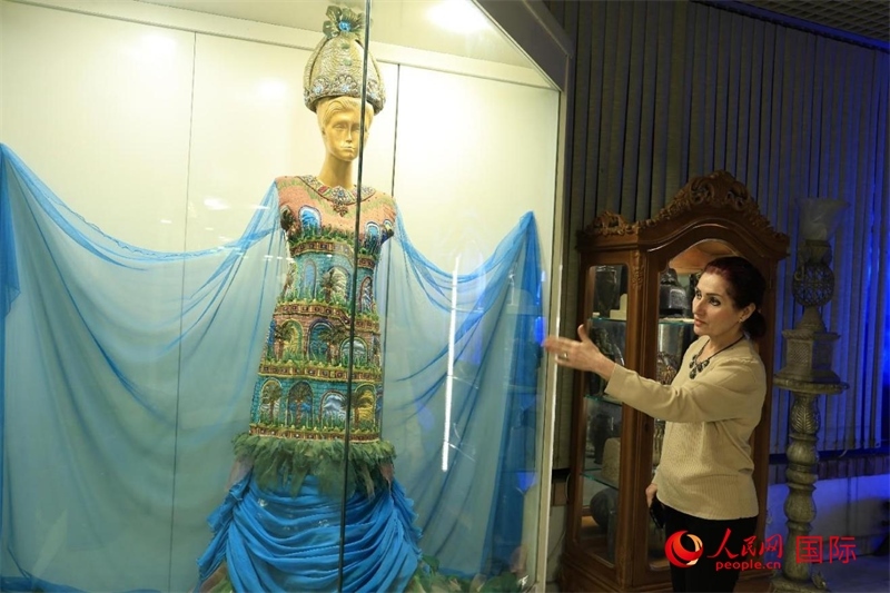 設(shè)計師展示服飾。人民網(wǎng)伊納斯·易卜拉欣攝